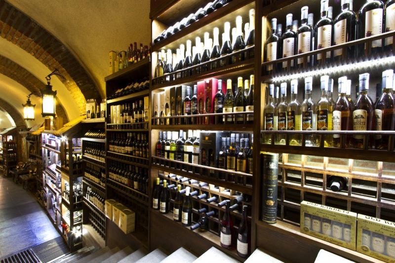 ecommerce-BREIL SUR ROYA-min_world_street_travel_shop_canon_georgia_wine_bottles-429767
